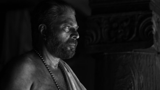 ब्रमायुगम के एक दृश्य में ममूटी। ब्रमायुगम के एक दृश्य में ममूटी।