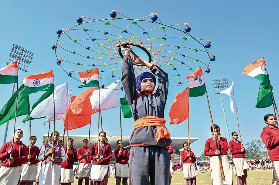 एक स्कूली छात्रा गटका, प्राचीन सिख मार्शल आर्ट। (फोटो: नरिंदर नानू/एएफपी) का प्रदर्शन करती है