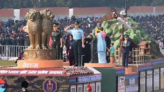 सशस्त्र बलों के दिग्गजों द्वारा निभाई गई भूमिका, उनकी सेवा के दौरान और बाद में, जैसा कि रिपब्लिक डे परेड 2025 के लिए पूर्ण पोशाक रिहर्सल के दौरान अनुभवी झांकी में दर्शाया गया है। (फोटो: अरविंद यादव/एचटी)