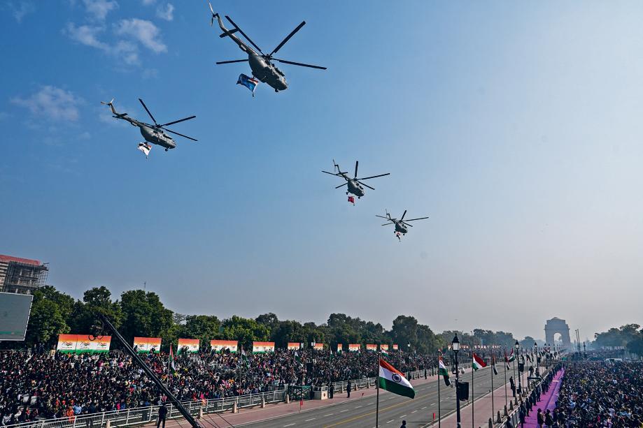 ट्राई-सर्विसेज हेलीकॉप्टर आकाश में चढ़ते हैं और एक अविस्मरणीय हवाई प्रदर्शन के साथ दर्शकों को मंत्रमुग्ध करते हैं! झांकी, शशकट और सुरक्षत भरत, भारत के सशस्त्र बलों की एकता और एकीकरण पर प्रकाश डालती है। (फोटो: अरुण शर्मा/पीटीआई)